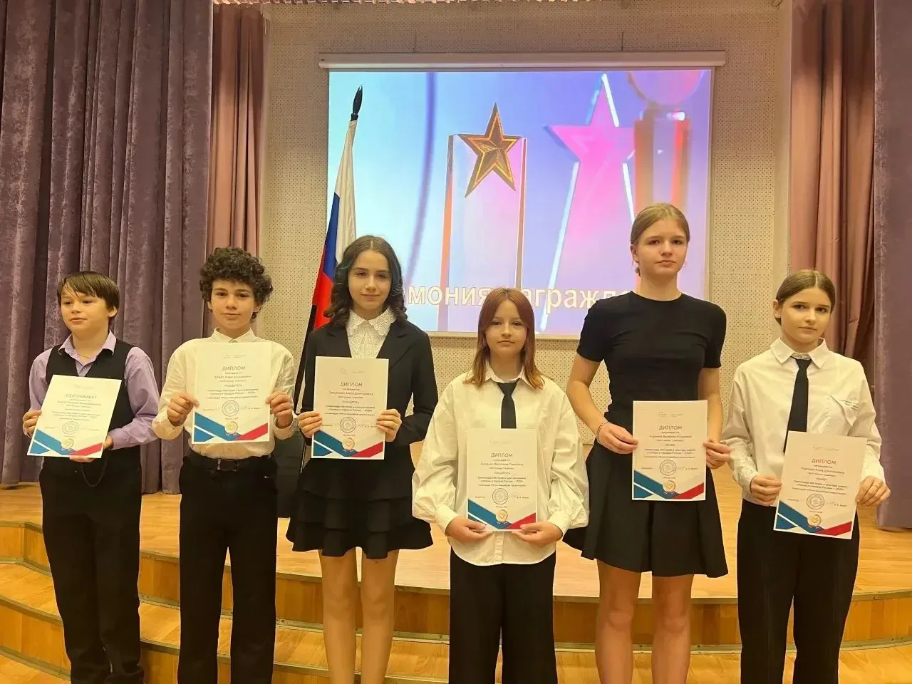 🇷🇺 Новая неделя начинается с флага  Утро понедельника в нашей школе традиционно началось с торжестве