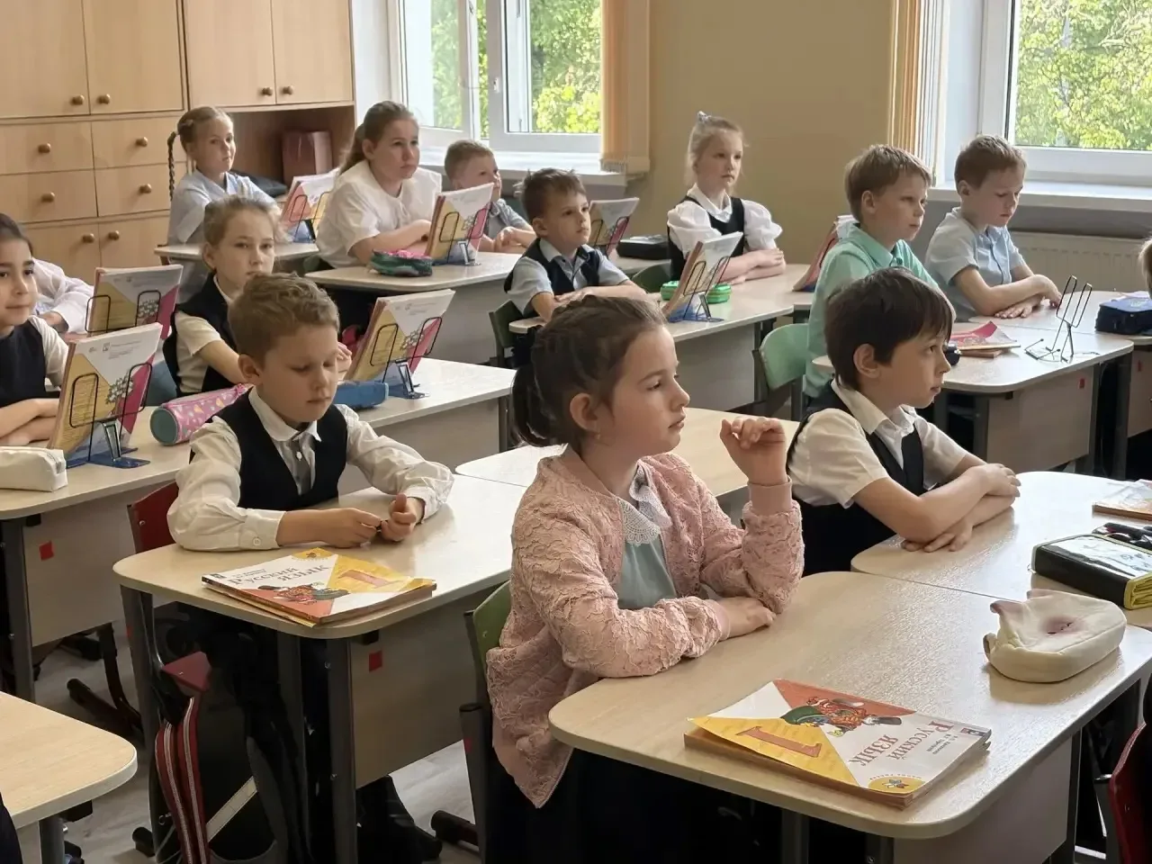 🇷🇺 Новая неделя начинается с флага  Утро понедельника в нашей школе традиционно началось с торжестве