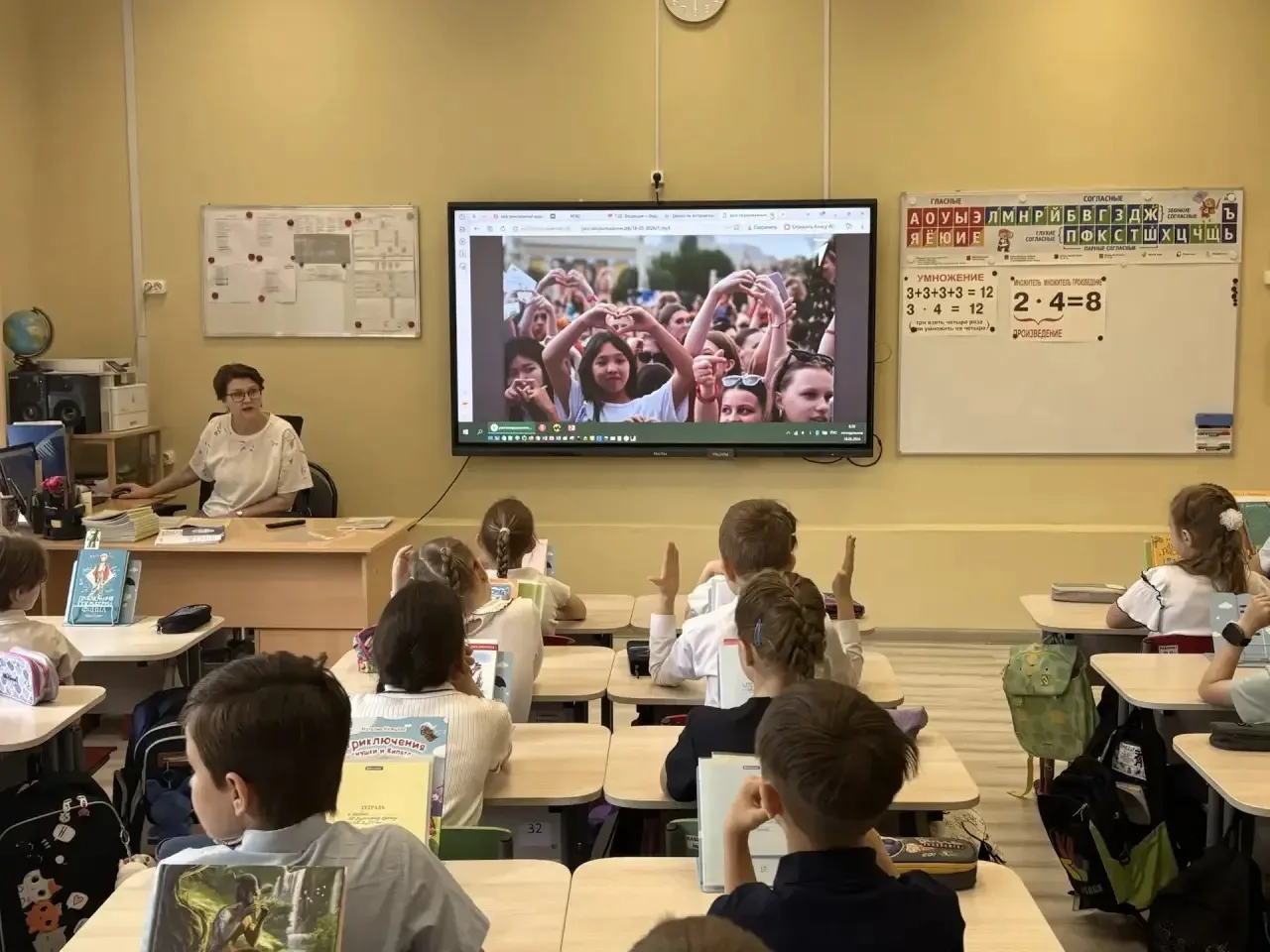 🇷🇺 Новая неделя начинается с флага  Утро понедельника в нашей школе традиционно началось с торжестве