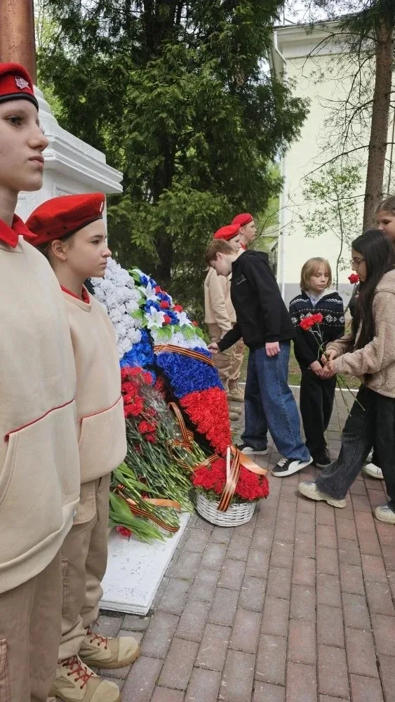 Помните! Через века, через года, — помните! О тех, кто уже не придёт никогда, — помните!  Не плачьте