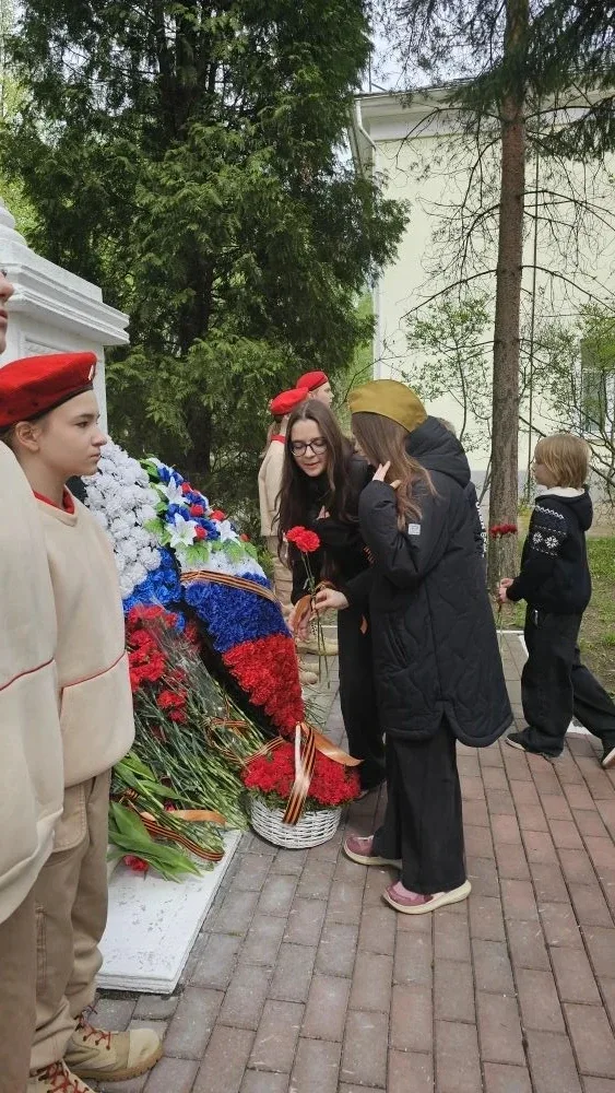 Помните! Через века, через года, — помните! О тех, кто уже не придёт никогда, — помните!  Не плачьте