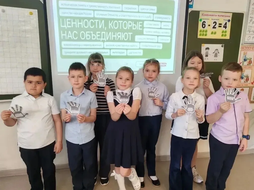 Утро понедельника для учеников нашего лицея началось с традиционной торжественной линейки с выносом 