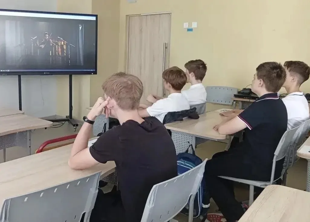 Утро понедельника для учеников нашего лицея началось с традиционной торжественной линейки с выносом 