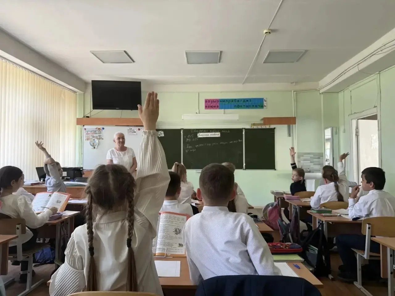 В нашей школе проводятся открытые уроки  с несколькими целями, которые связаны с повышением качества