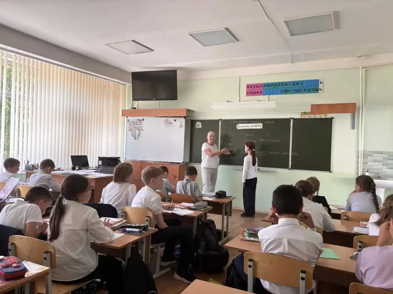 В нашей школе проводятся открытые уроки  с несколькими целями, которые связаны с повышением качества