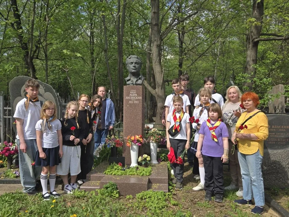 Память, стихи и цветы  7 мая наши ученики, ребята из волонтерского отряда и театральной студии «Ожив