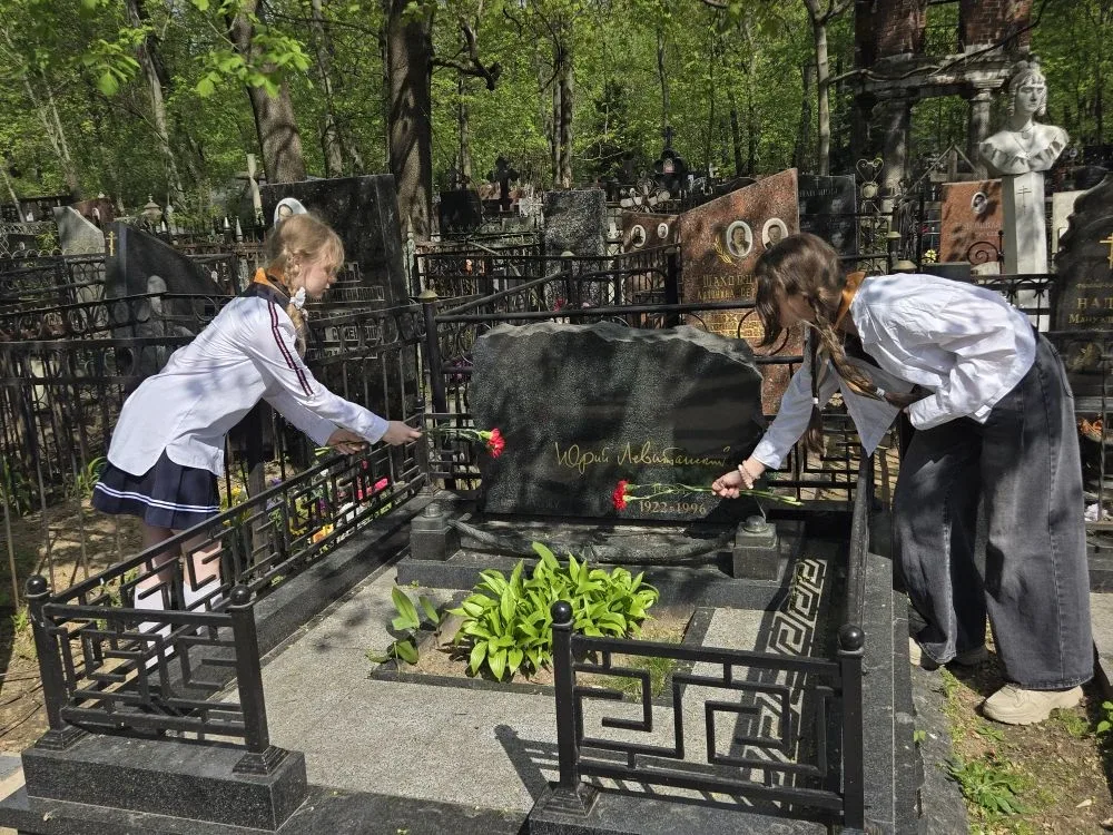 Память, стихи и цветы  7 мая наши ученики, ребята из волонтерского отряда и театральной студии «Ожив