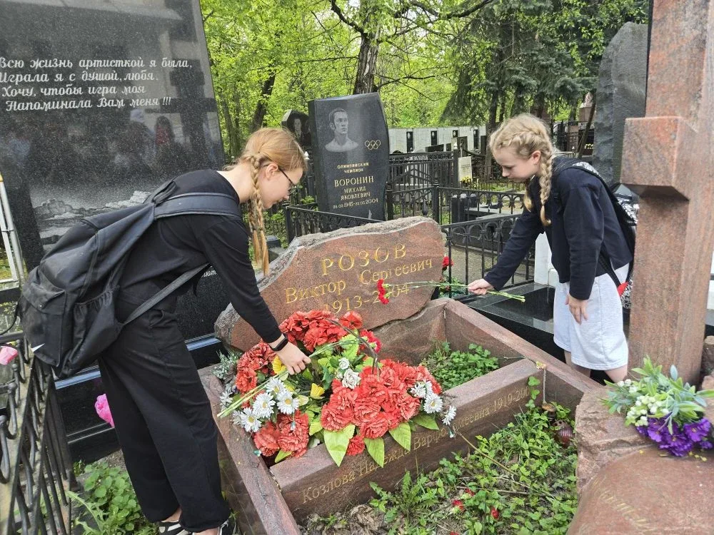 Память, стихи и цветы  7 мая наши ученики, ребята из волонтерского отряда и театральной студии «Ожив