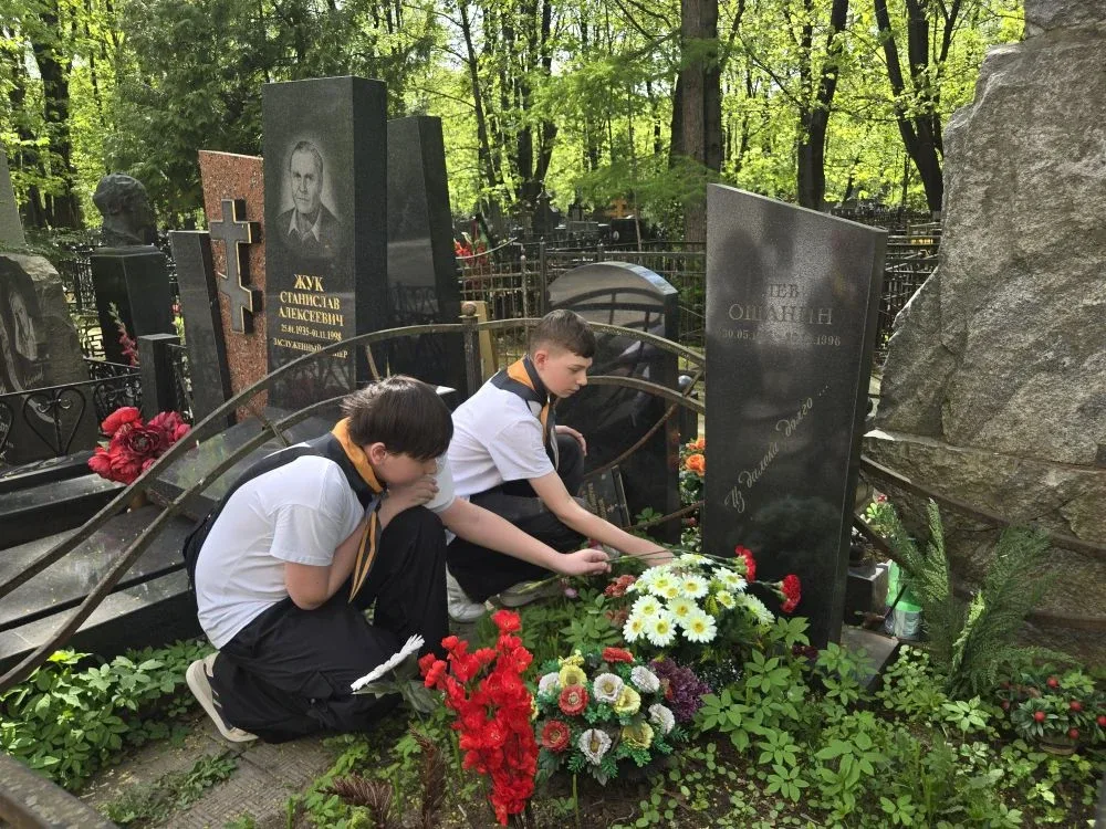 Память, стихи и цветы  7 мая наши ученики, ребята из волонтерского отряда и театральной студии «Ожив