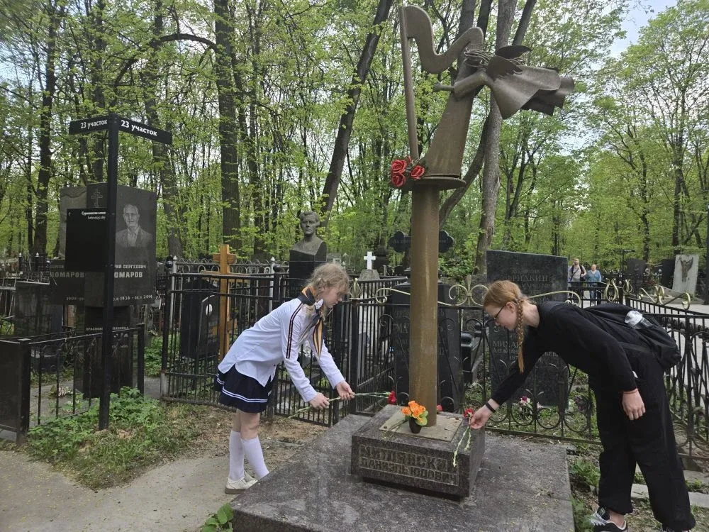 Память, стихи и цветы  7 мая наши ученики, ребята из волонтерского отряда и театральной студии «Ожив