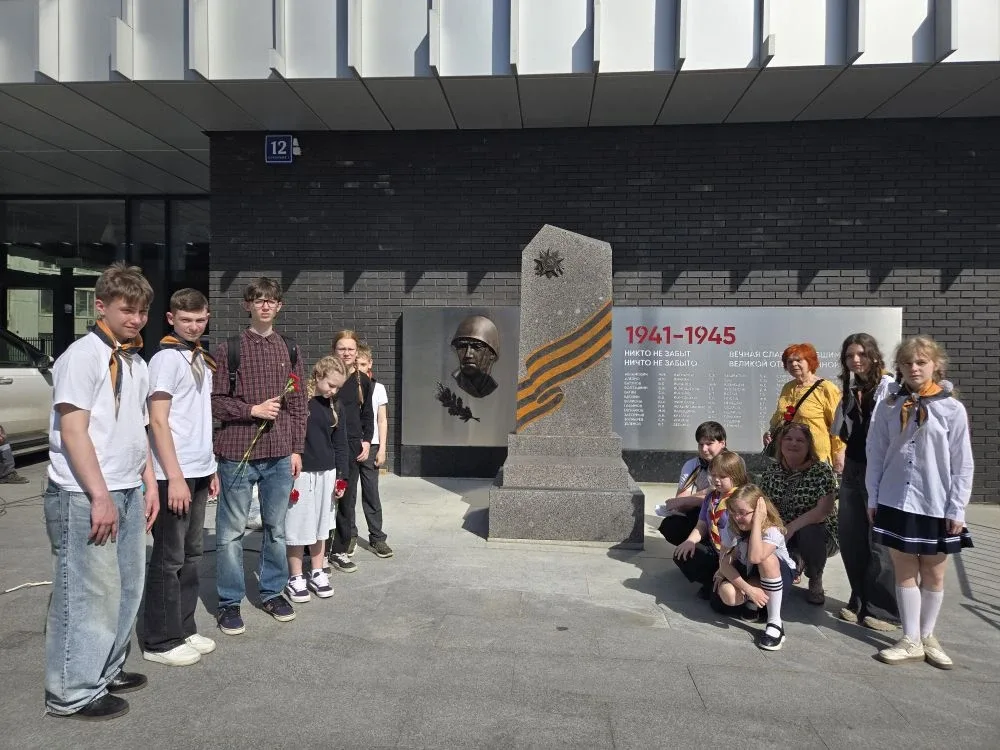 Память, стихи и цветы  7 мая наши ученики, ребята из волонтерского отряда и театральной студии «Ожив