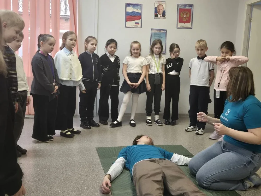 Юные спасатели: ученики 1-х классов прошли мастер-классы от «Академии Помогайка»  🩺В нашей школе про