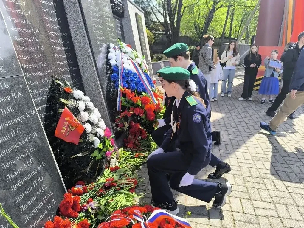 🔥 Связь поколений неразрывна: кадеты-пограничники почтили память героев у братской могилы  🇷🇺 Сегодн