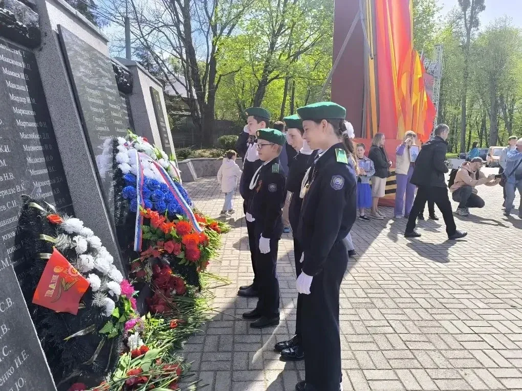 🔥 Связь поколений неразрывна: кадеты-пограничники почтили память героев у братской могилы  🇷🇺 Сегодн