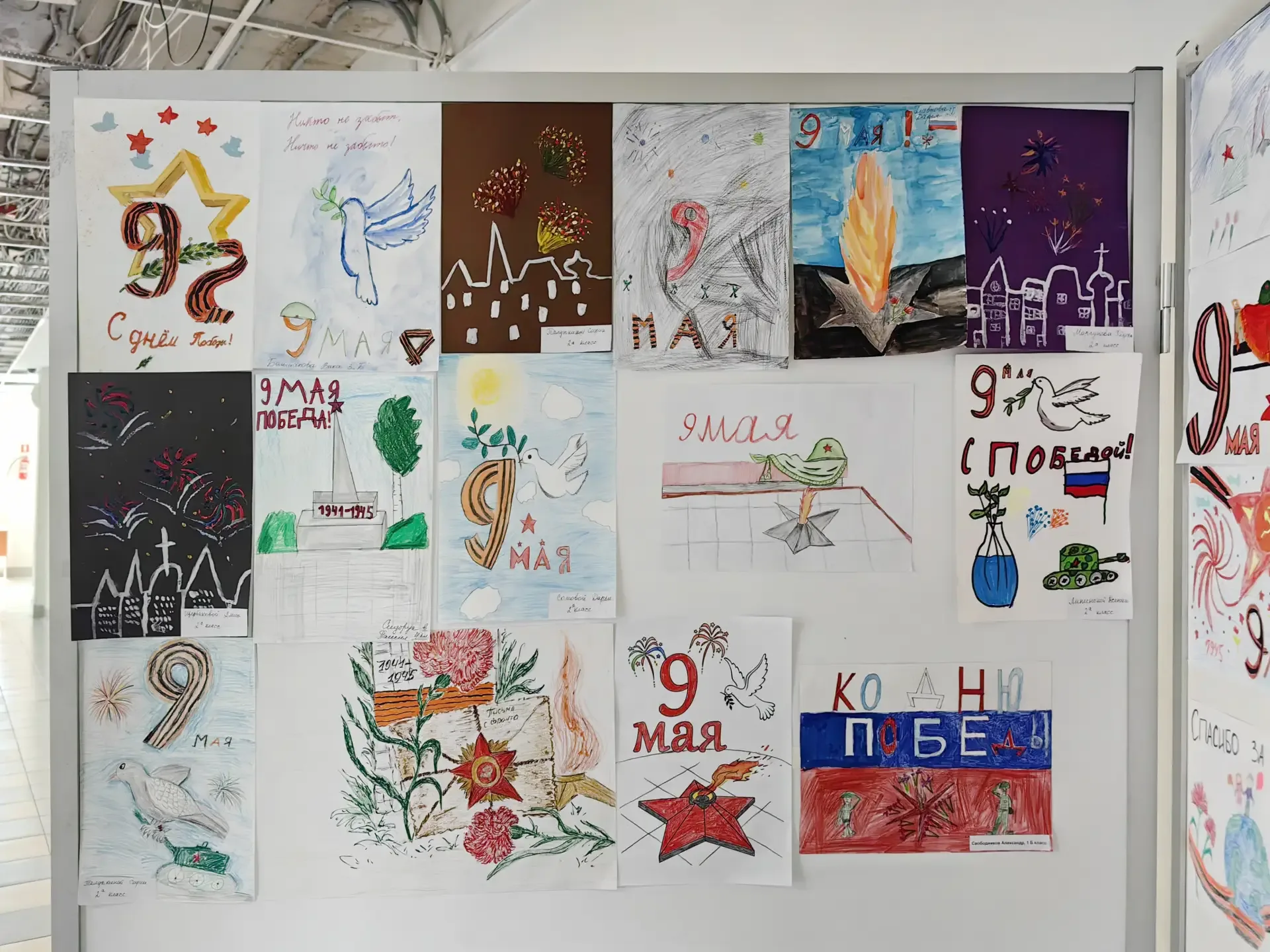 🎨 Наш лицей преобразился в преддверии 9 мая!  ✨ В холле второго этажа открылась выставка «День Побед