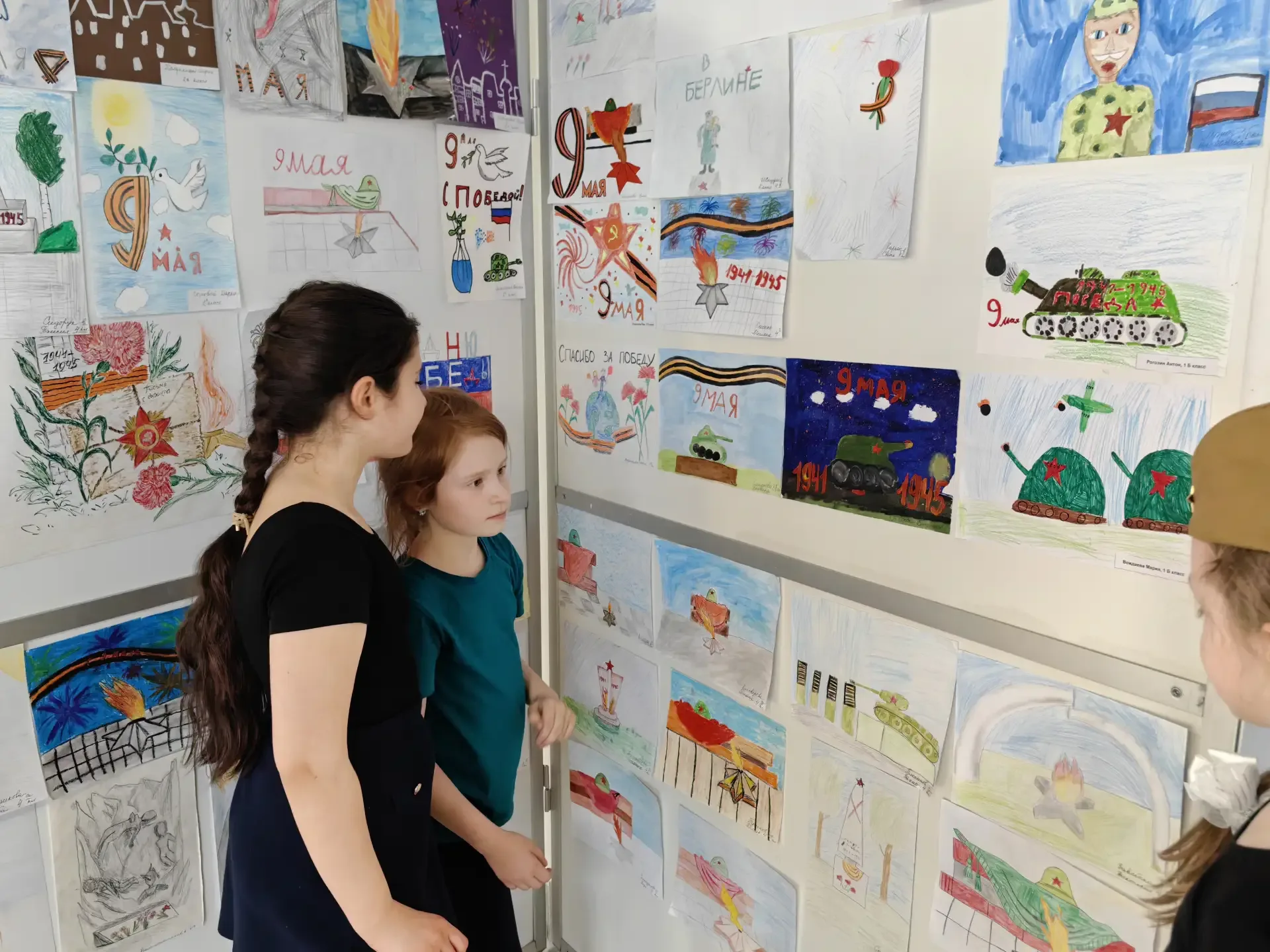 🎨 Наш лицей преобразился в преддверии 9 мая!  ✨ В холле второго этажа открылась выставка «День Побед
