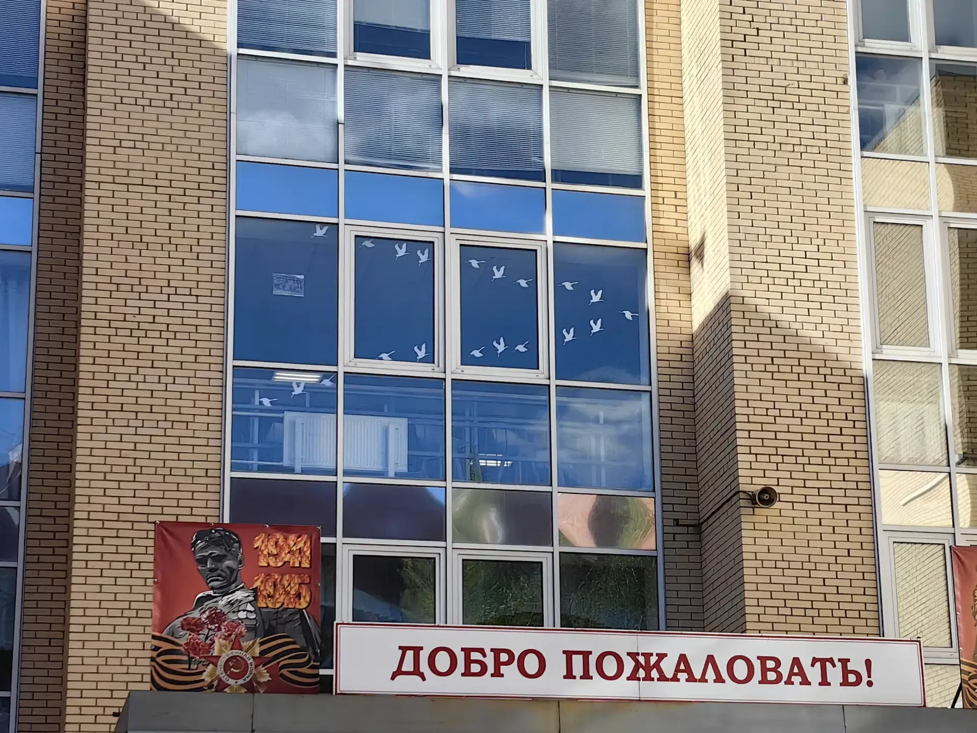 🎨 Наш лицей преобразился в преддверии 9 мая!  ✨ В холле второго этажа открылась выставка «День Побед