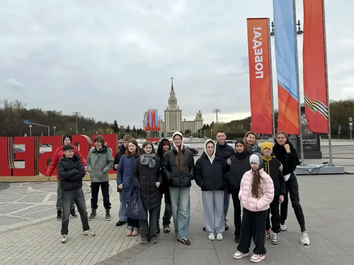 🌺 Пока все готовились к майским праздникам 7 «А» класс первым поездом отправился в Москву!  🗺 За два