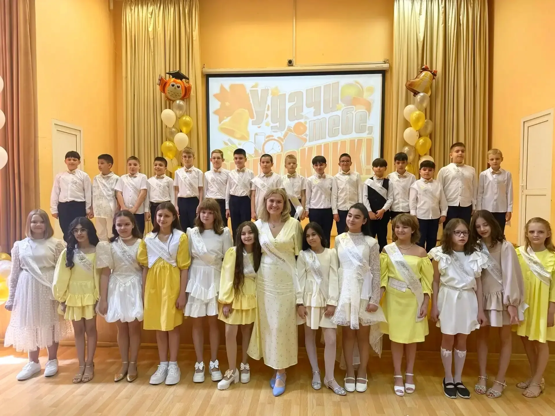 🎓 Выпускной 4-х классов — трогательное событие в нашей школе. Сегодня в корпусе на Ольховой прошёл о