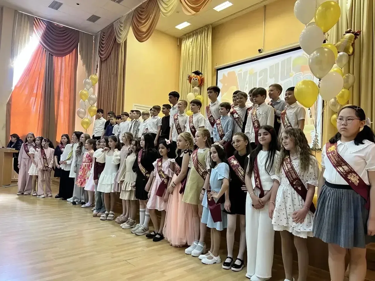 🎓 Выпускной 4-х классов — трогательное событие в нашей школе. Сегодня в корпусе на Ольховой прошёл о
