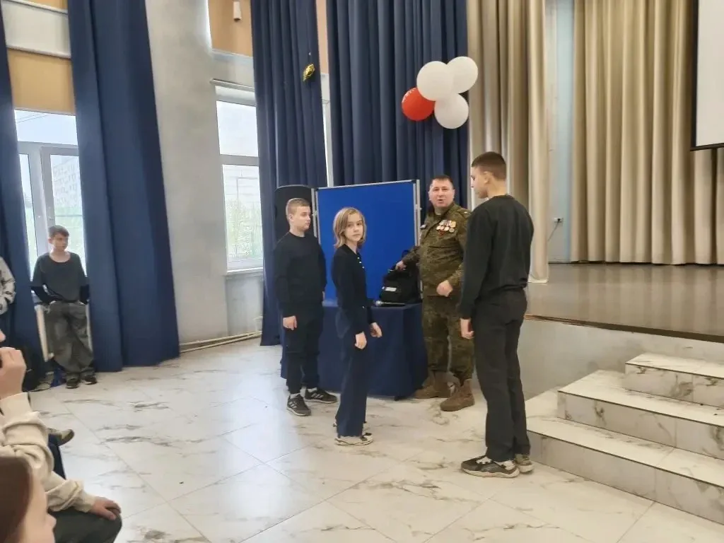 Сегодня в школьном корпусе на Советской, 24 для учеников состоялся Урок мужества, который провёл вет