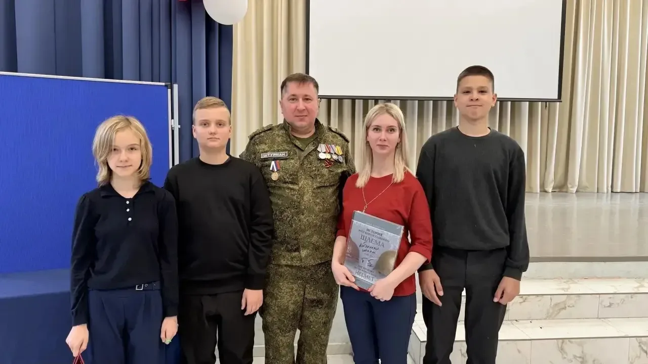 Сегодня в школьном корпусе на Советской, 24 для учеников состоялся Урок мужества, который провёл вет