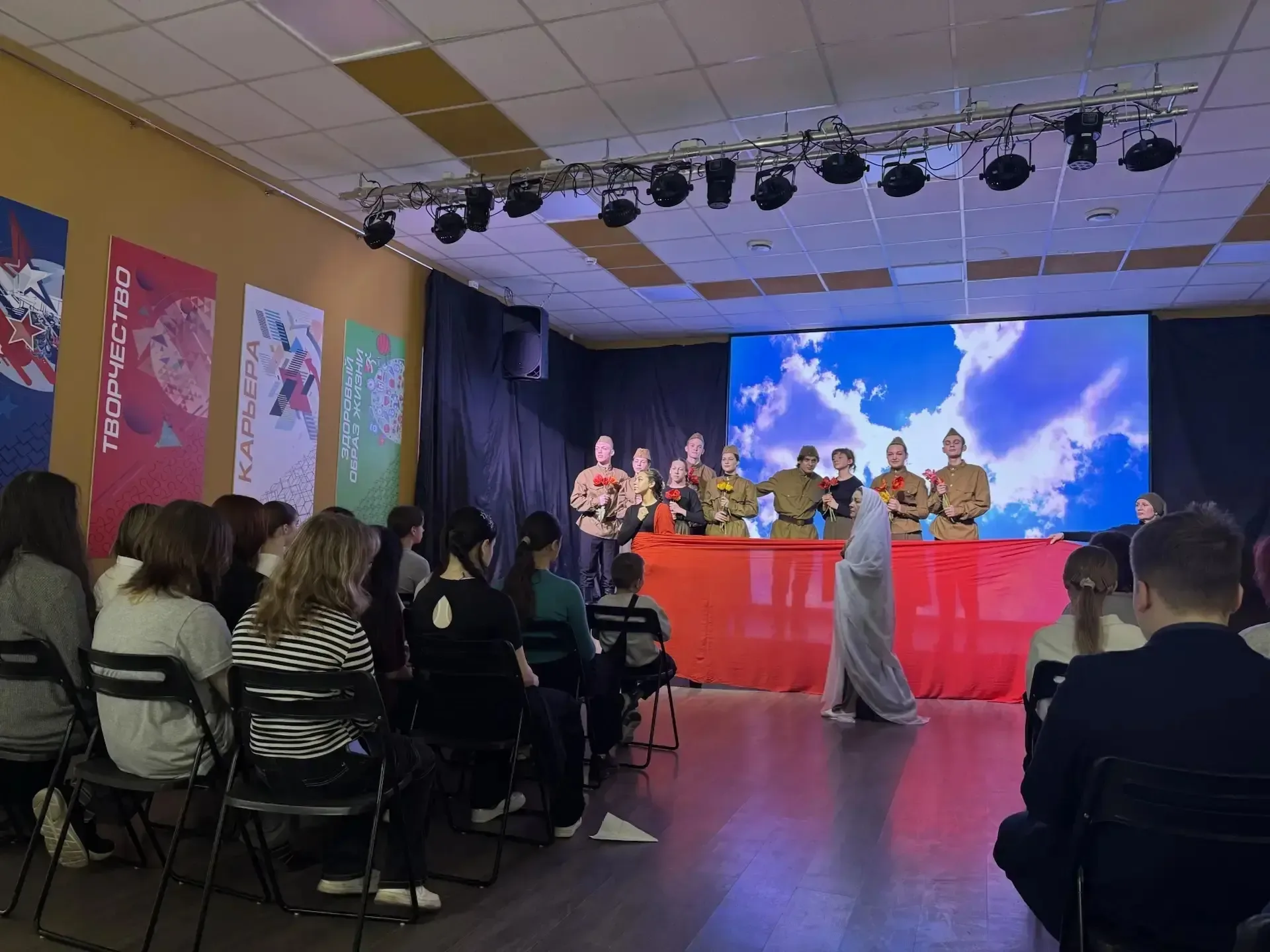 Обучающиеся 7-х классов посетили спектакль «Непокорённые» в Молодёжном центре «Юность». Постановка б