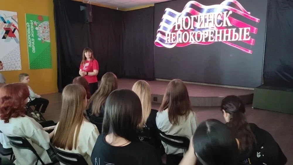 Обучающиеся 7-х классов посетили спектакль «Непокорённые» в Молодёжном центре «Юность». Постановка б