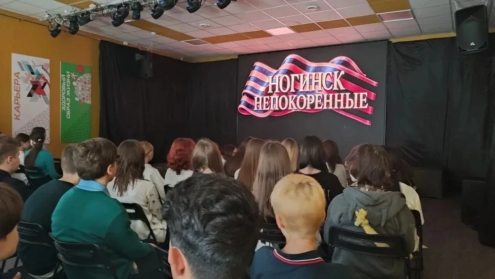 Обучающиеся 7-х классов посетили спектакль «Непокорённые» в Молодёжном центре «Юность». Постановка б
