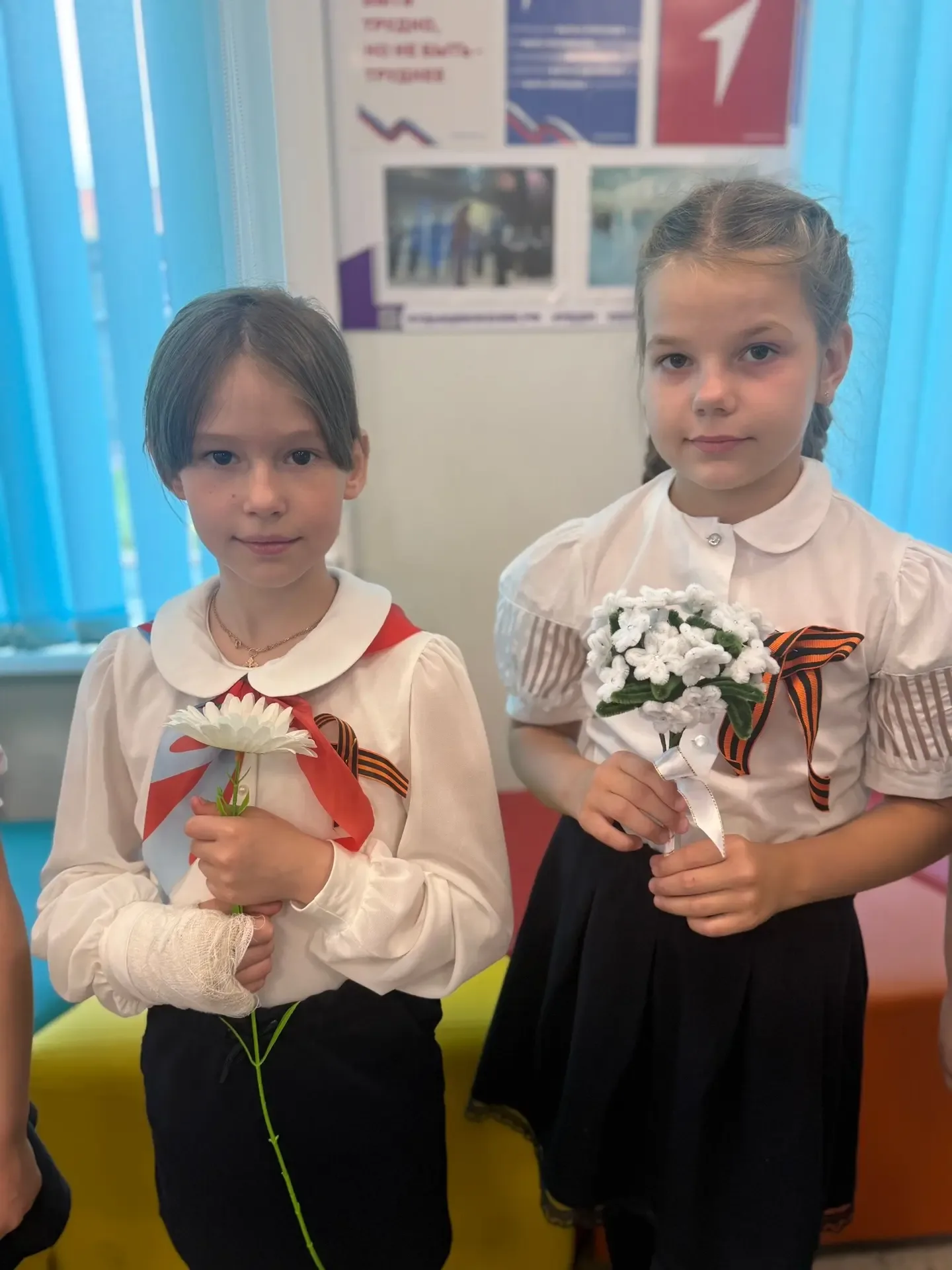 Наша школа приняла участие в благотворительной акции «Белый цветок» 🤍🌸  Дети своими руками смастерил