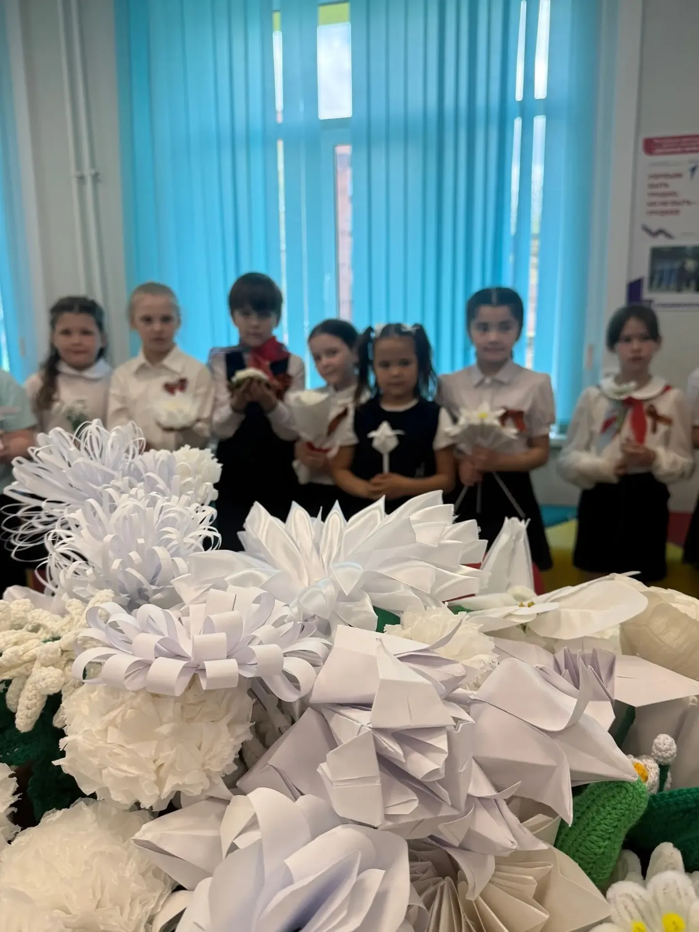 Наша школа приняла участие в благотворительной акции «Белый цветок» 🤍🌸  Дети своими руками смастерил
