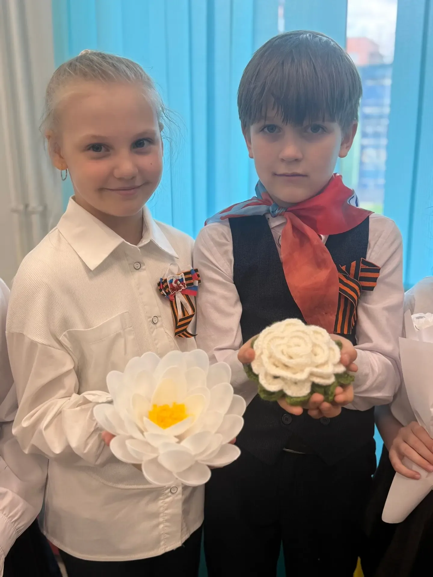 Наша школа приняла участие в благотворительной акции «Белый цветок» 🤍🌸  Дети своими руками смастерил