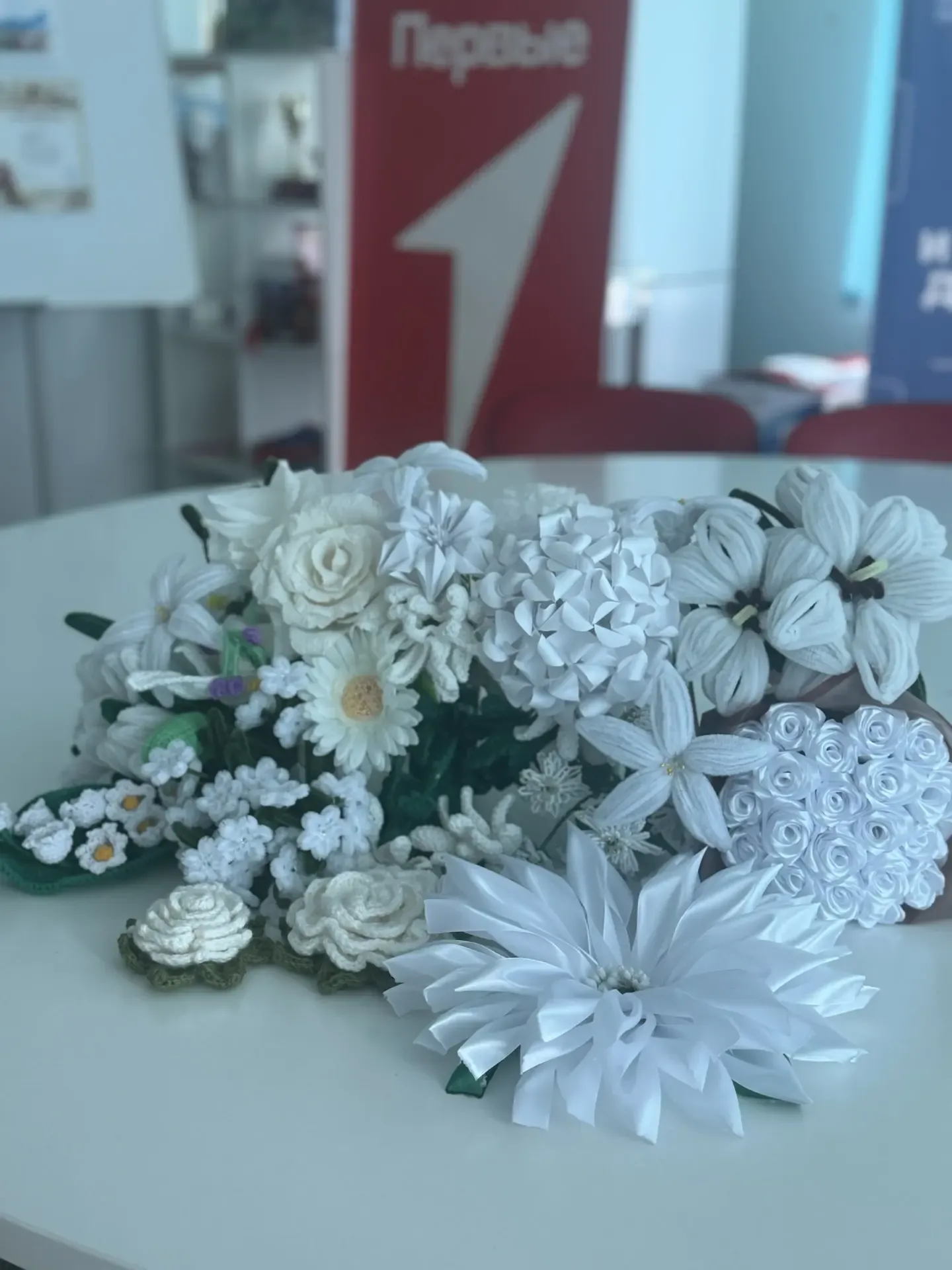 Наша школа приняла участие в благотворительной акции «Белый цветок» 🤍🌸  Дети своими руками смастерил