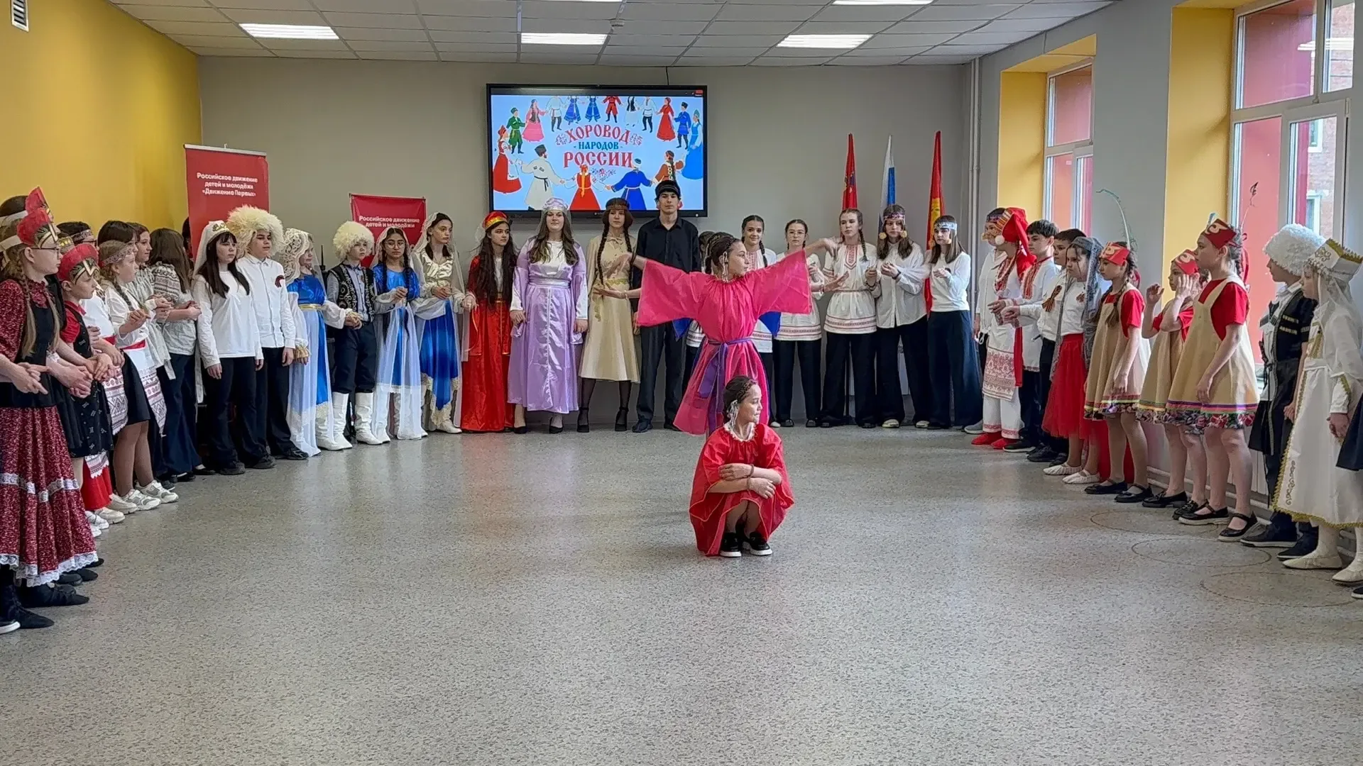А в финале произошло самое трогательное — большой хоровод народов. Когда мы все, взявшись за руки, о