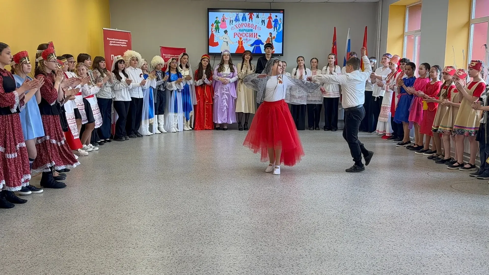 А в финале произошло самое трогательное — большой хоровод народов. Когда мы все, взявшись за руки, о