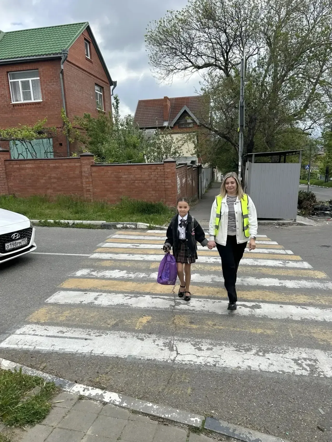 🚸 Родительский дорожный патруль — безопасность детей на первом месте!  Каждое утро возле нашей гимна
