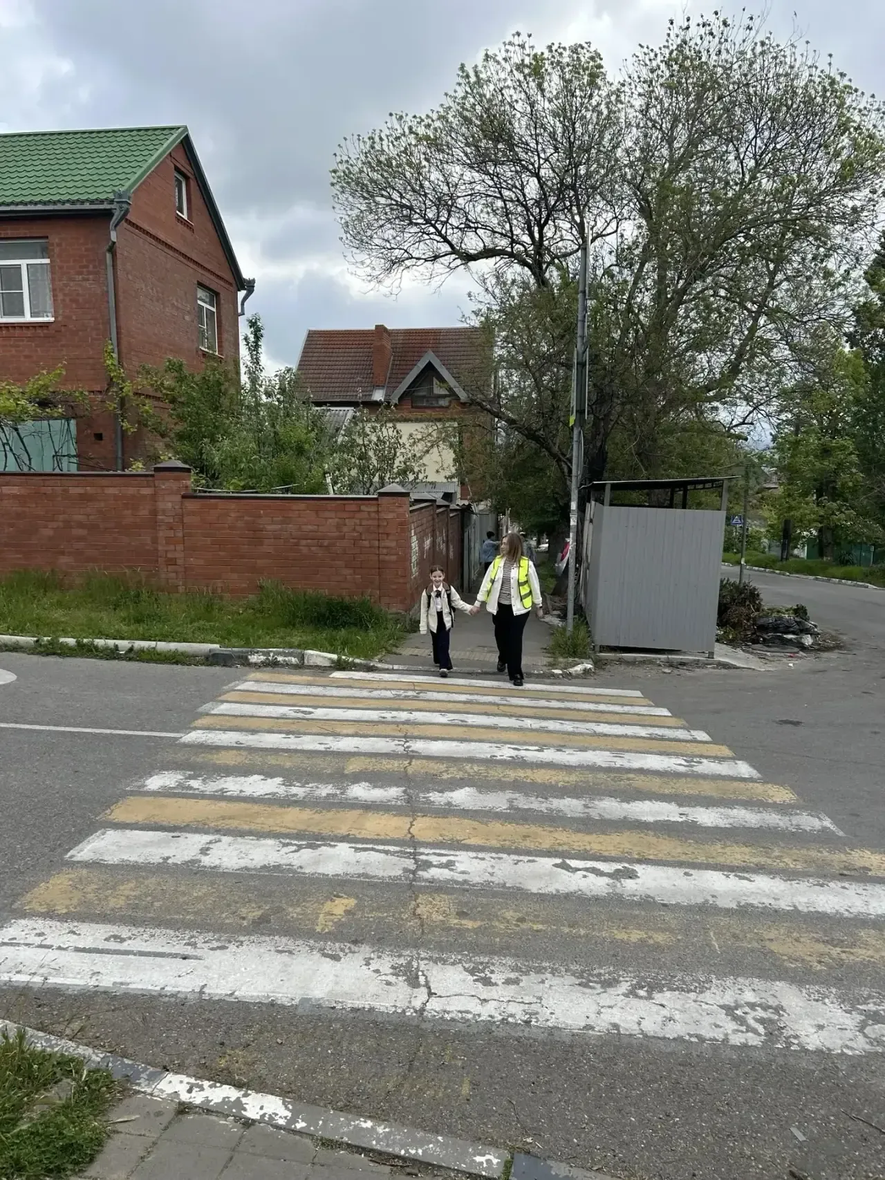 🚸 Родительский дорожный патруль — безопасность детей на первом месте!  Каждое утро возле нашей гимна