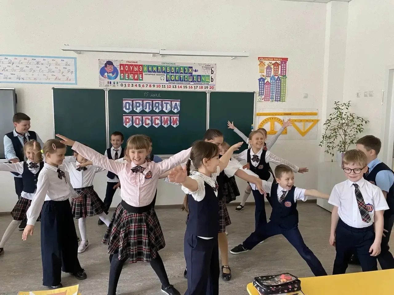 ✨ В 1 «В» и 1 «Д» классах прошло заключительное занятие по треку «Орлёнок — ЛИДЕР»! 🦅  Ребята с азар