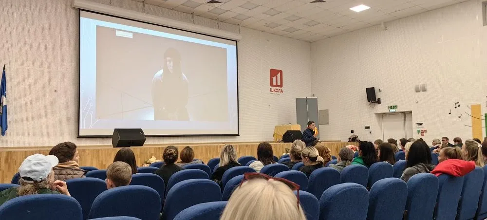 📣 Вчера в нашей школе прошла важная встреча с представителями проекта «Служу Отечеству 2.0»  ✏️ В ме