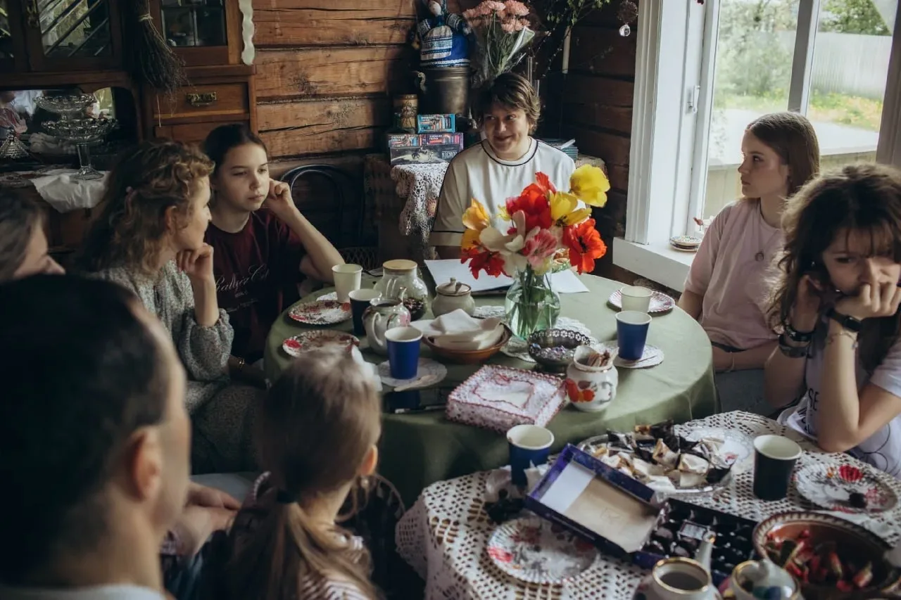 📚Наука, литература и капсула времени: уникальная встреча в «Доме с Душой»  Ученики 8 «Е» и 8 «А» кла