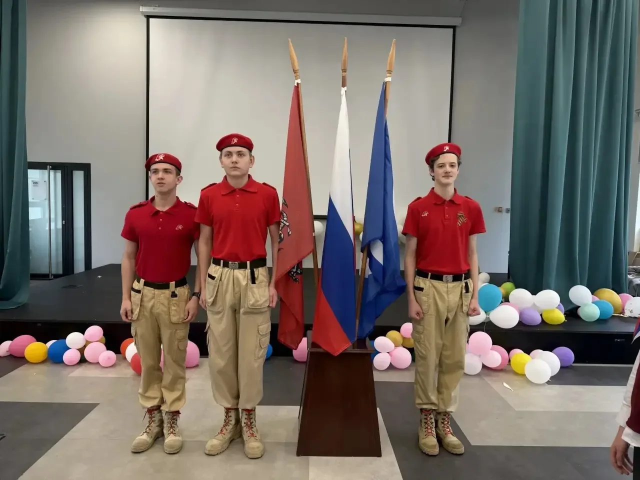 🇷🇺 Новая учебная неделя началась с важных традиций!  ✅По доброй традиции наша неделя стартовала с то