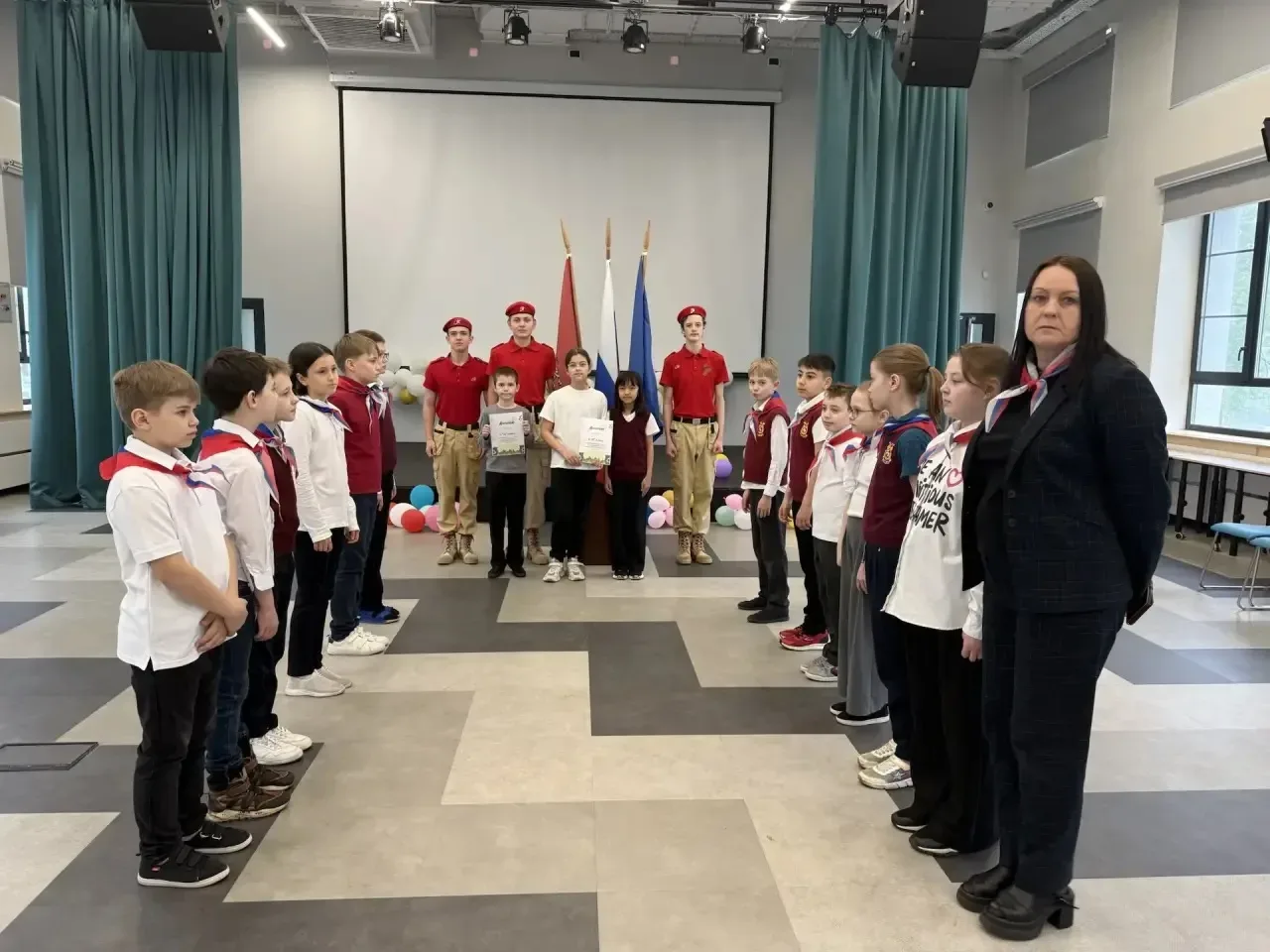 🇷🇺 Новая учебная неделя началась с важных традиций!  ✅По доброй традиции наша неделя стартовала с то
