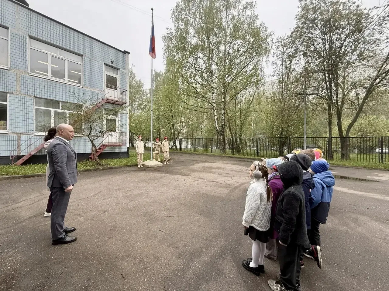🇷🇺 Новая учебная неделя началась с важных традиций!  ✅По доброй традиции наша неделя стартовала с то