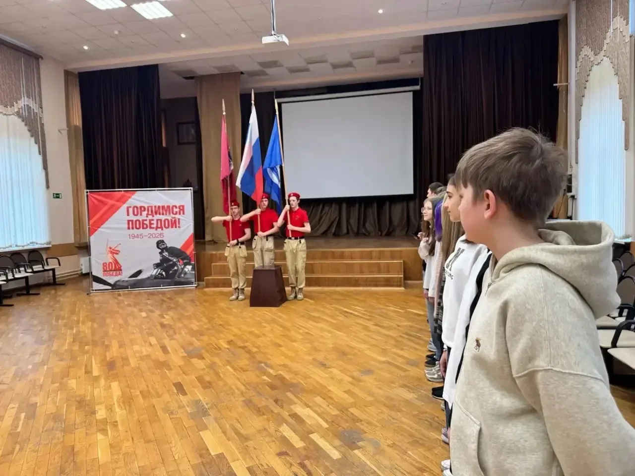 🇷🇺 Новая учебная неделя началась с важных традиций!  ✅По доброй традиции наша неделя стартовала с то