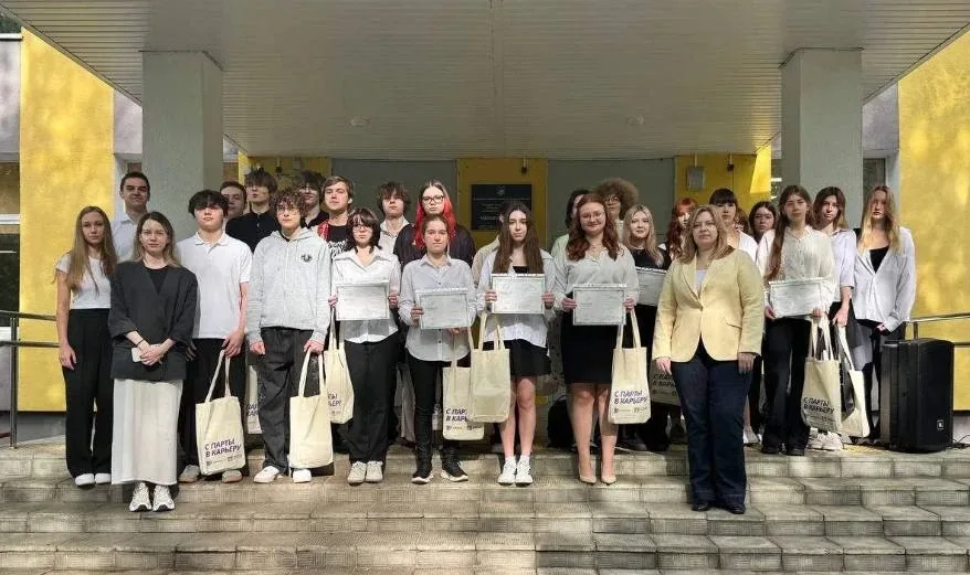 🎓Первая профессия уже в 10-ом классе!   18 мая в школьном отделении № 1 прошло торжественное вручени