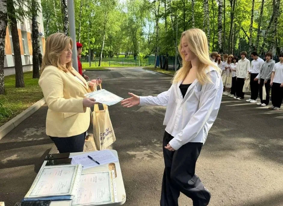 🎓Первая профессия уже в 10-ом классе!   18 мая в школьном отделении № 1 прошло торжественное вручени