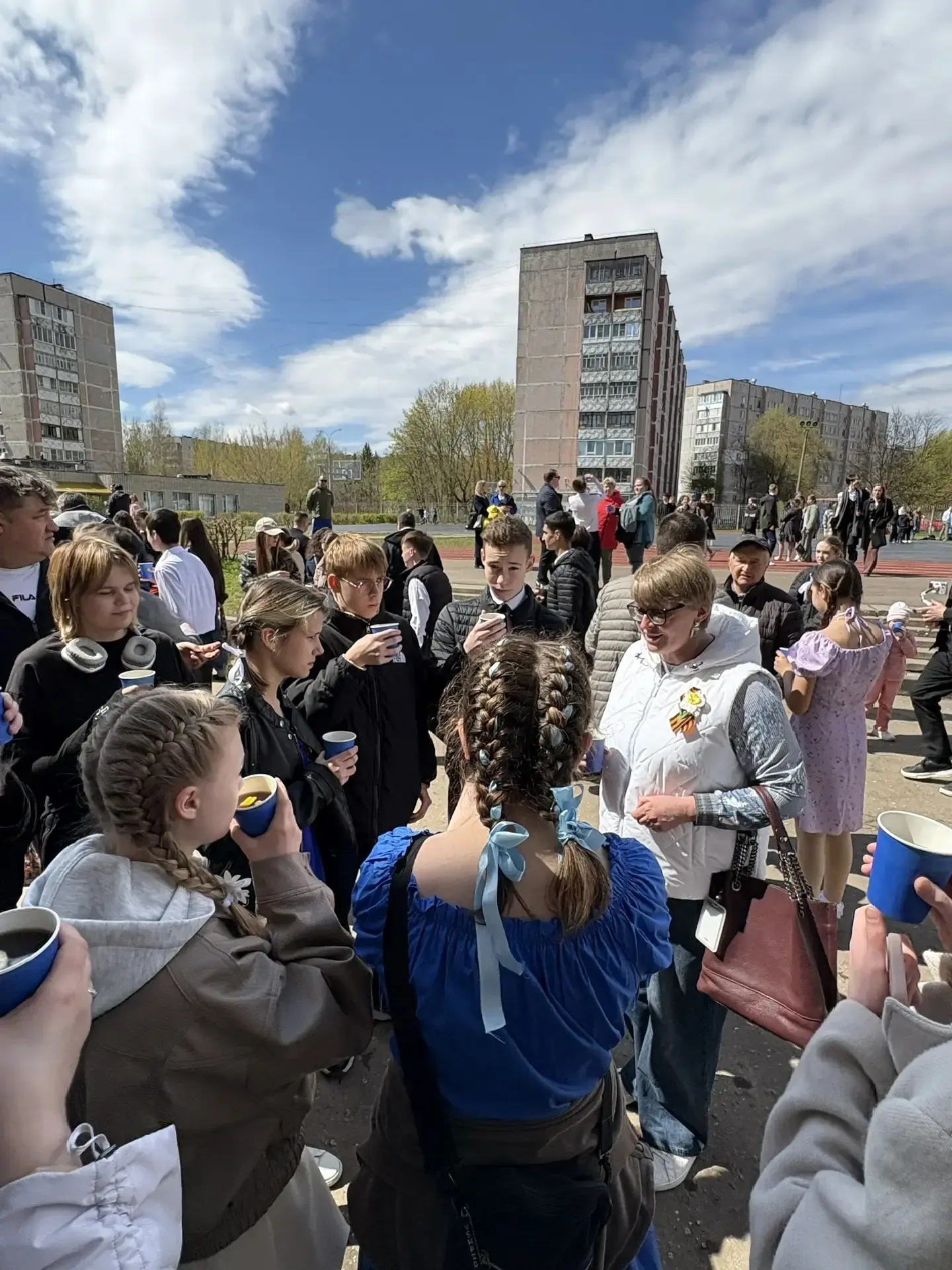Друзья! Сегодня ученики 5-8 классов нашей Школы присоединились к красивой и трогательной акции "Валь