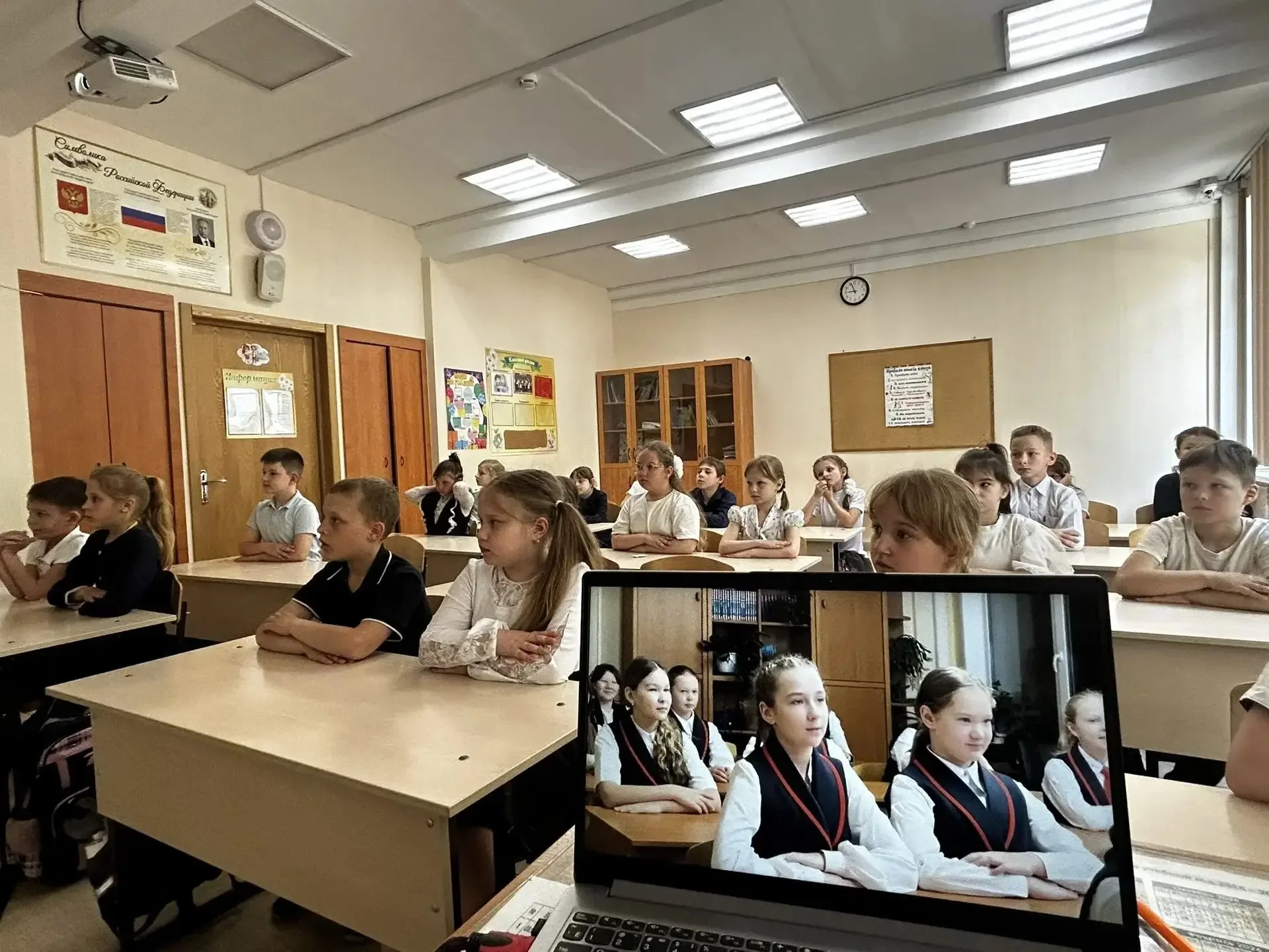 Понедельник в МБОУ ЦО№83 традиционно начат с выноса флага и исполнения гимна Российской федерации. З