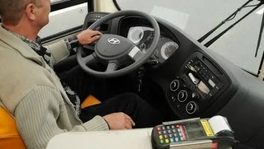 Водитель насильно удерживал школьницу в автобусе в Приморье. Он не выпускал её почти километр.  Это 