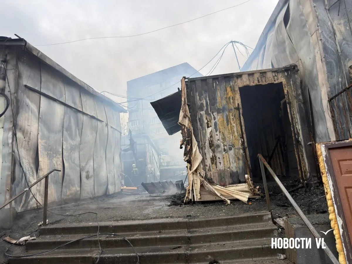 Скорее всего, пожар начался с небольшого фургона возле магазина «Белорусский фермер», в нём торговал